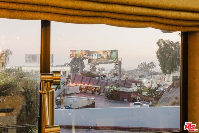 1310 LONDONDERRY Place, Los Angeles, CA 90069
