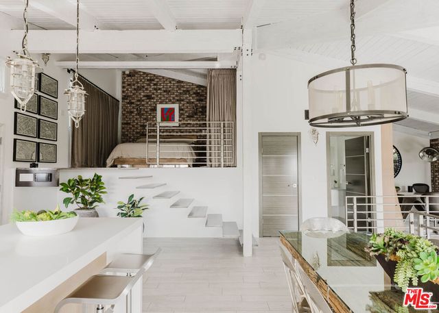 1310 LONDONDERRY Place, Los Angeles, CA 90069