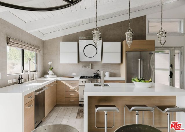 1310 LONDONDERRY Place, Los Angeles, CA 90069