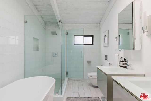 1310 LONDONDERRY Place, Los Angeles, CA 90069