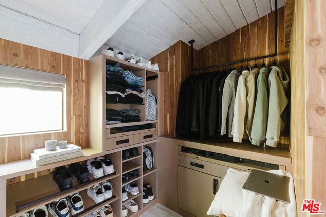 1310 LONDONDERRY Place, Los Angeles, CA 90069