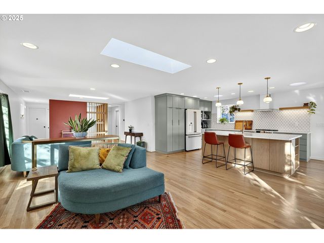 -1 S VIRGINIA Ave, Portland, OR 97219