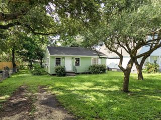 303 Texas Avenue, Bacliff, TX 77518