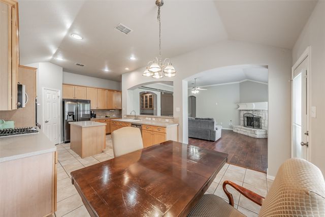 16 Mary Lou Court, Mansfield, TX 76063