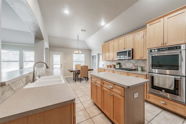 16 Mary Lou Court, Mansfield, TX 76063