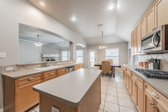 16 Mary Lou Court, Mansfield, TX 76063