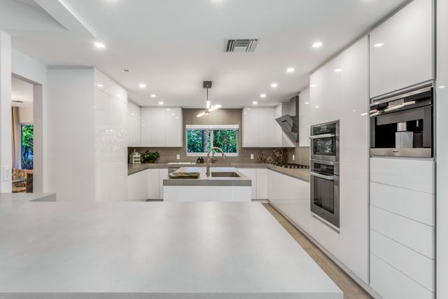 820 N Atlantic Drive, Lantana, FL 33462