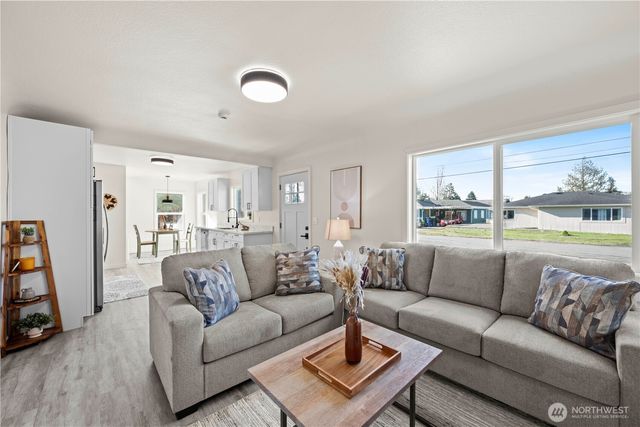 1802 Douglas Street, Mount Vernon, WA 98273