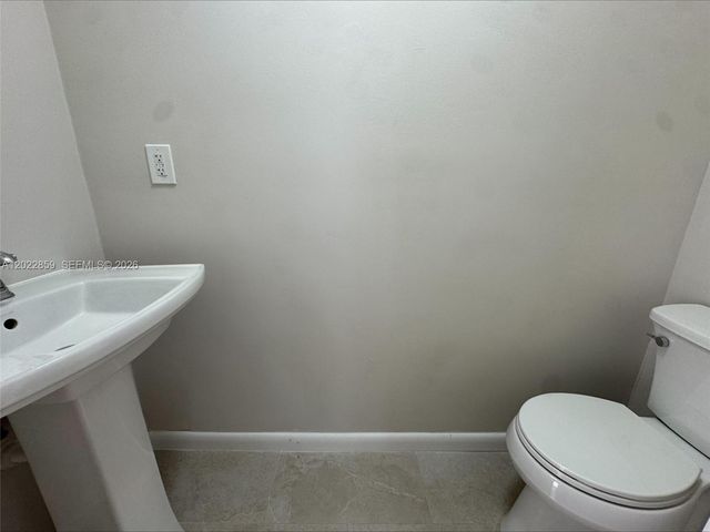 10904 NW 7th St 203, Miami, FL 33172