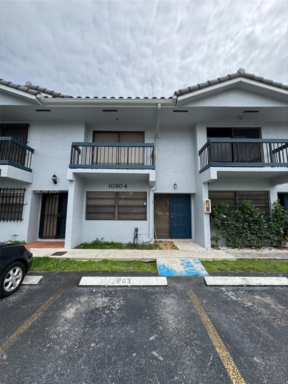 10904 NW 7th St 203, Miami, FL 33172