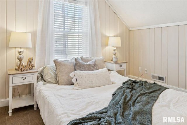 1725 WILKES Avenue, Davenport, IA 52804