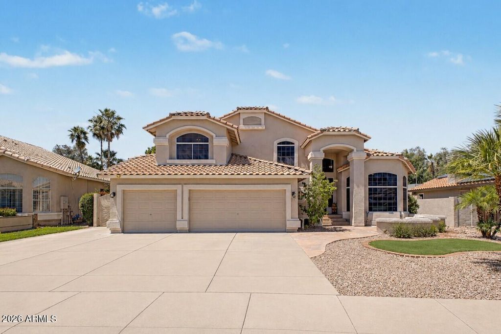 Image 1 of property listing at 7826 W KERRY Lane, Glendale, AZ 85308