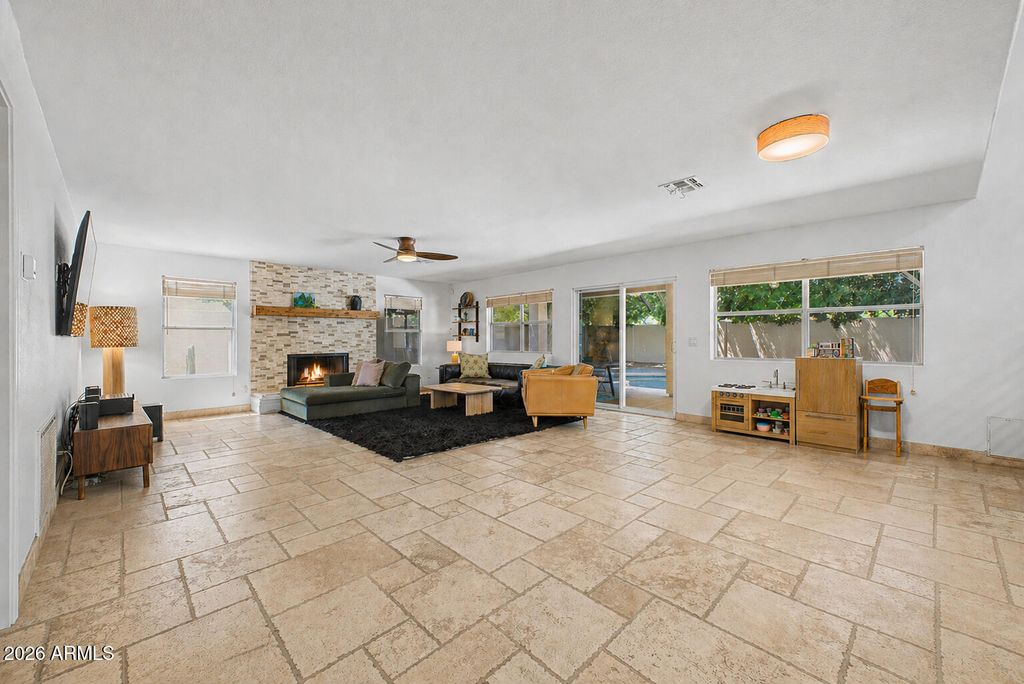 Image 11 of property listing at 7826 W KERRY Lane, Glendale, AZ 85308