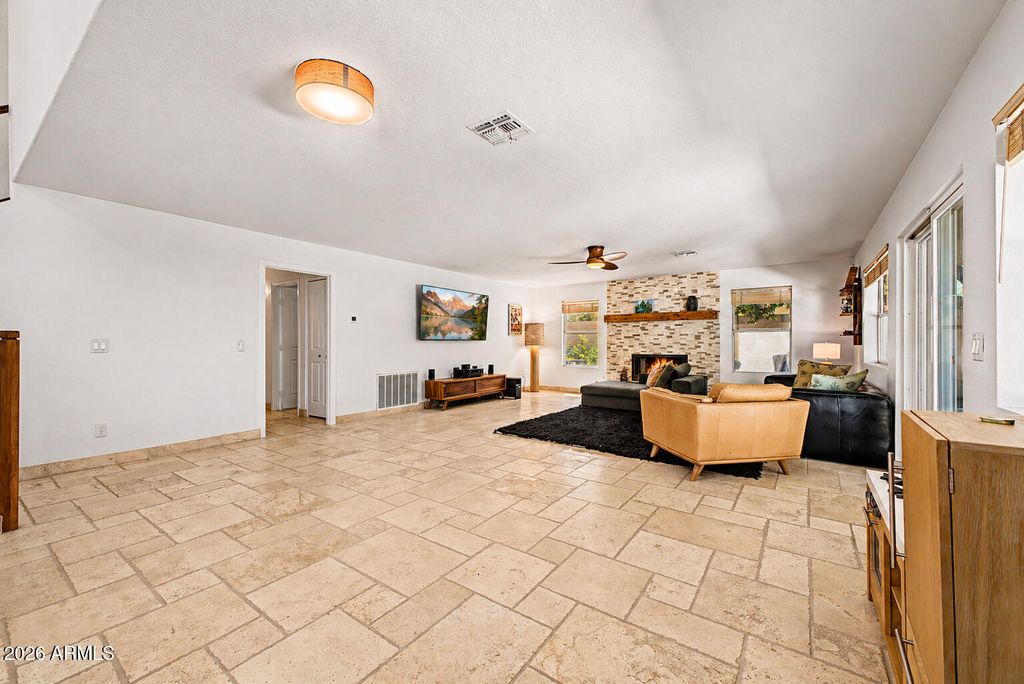 Image 12 of property listing at 7826 W KERRY Lane, Glendale, AZ 85308