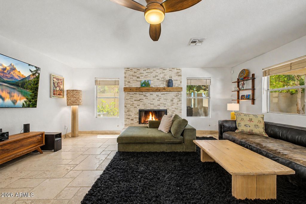 Image 13 of property listing at 7826 W KERRY Lane, Glendale, AZ 85308