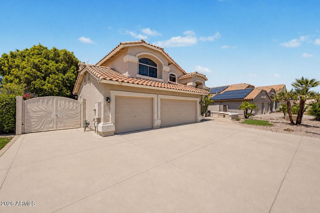 Image 2 of property listing at 7826 W KERRY Lane, Glendale, AZ 85308