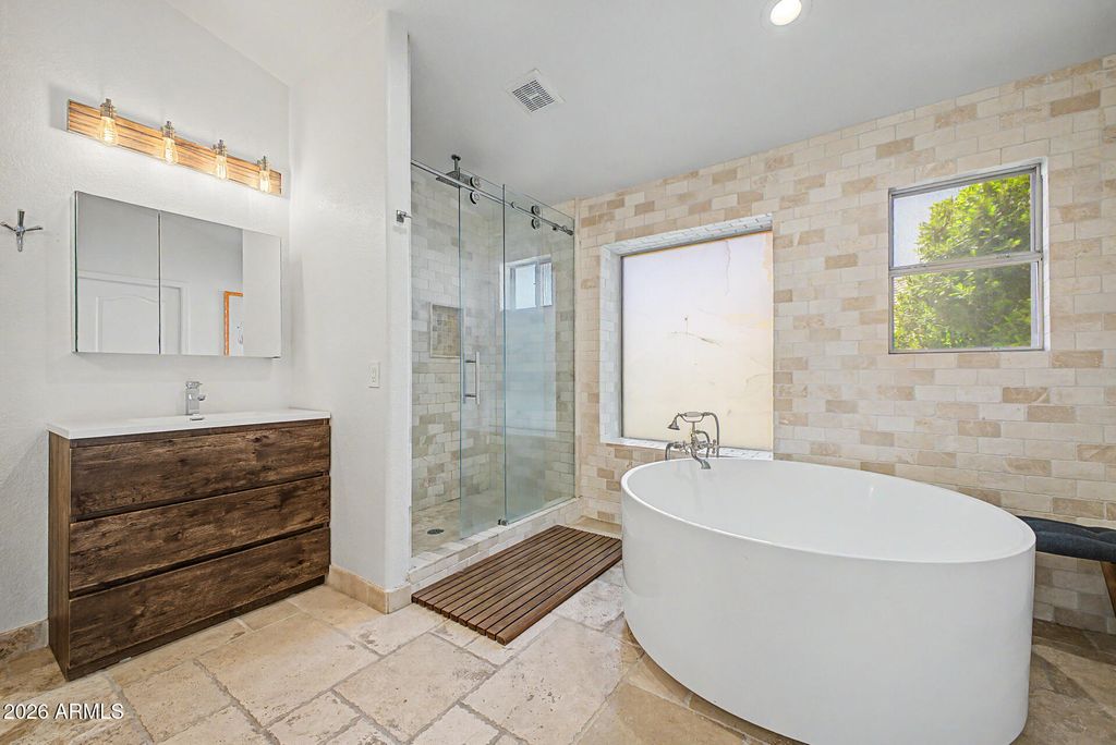 Image 24 of property listing at 7826 W KERRY Lane, Glendale, AZ 85308