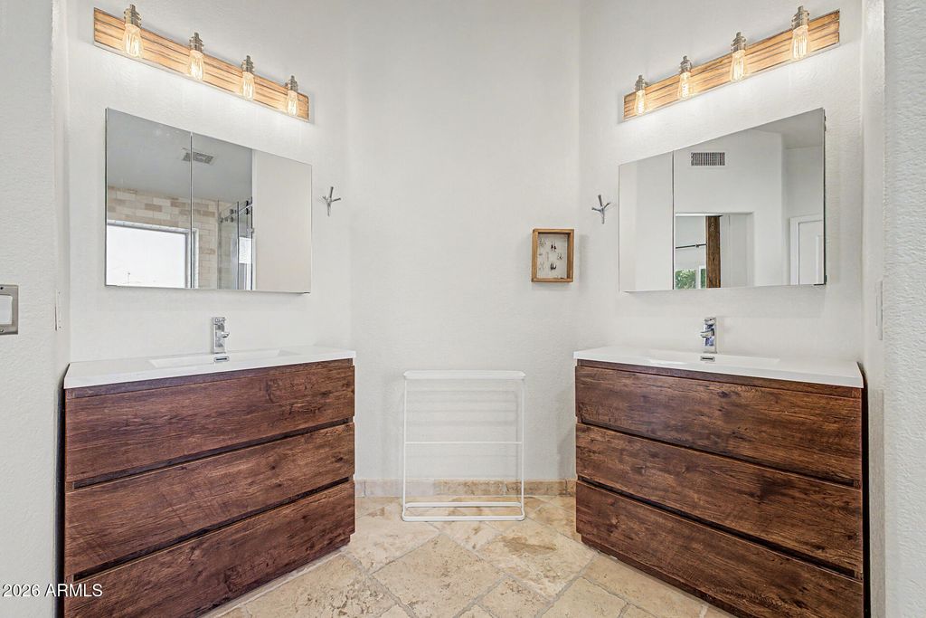 Image 25 of property listing at 7826 W KERRY Lane, Glendale, AZ 85308