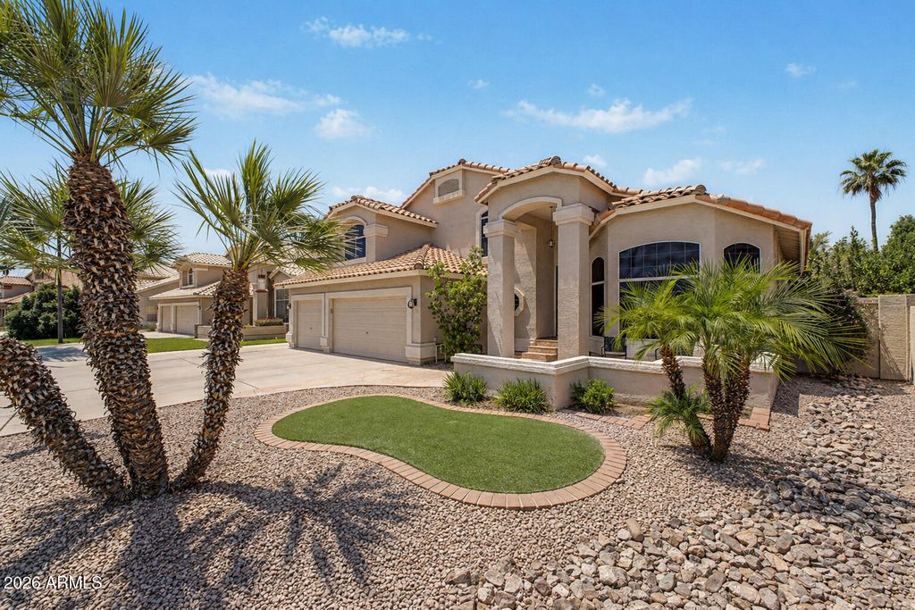 Image 3 of property listing at 7826 W KERRY Lane, Glendale, AZ 85308