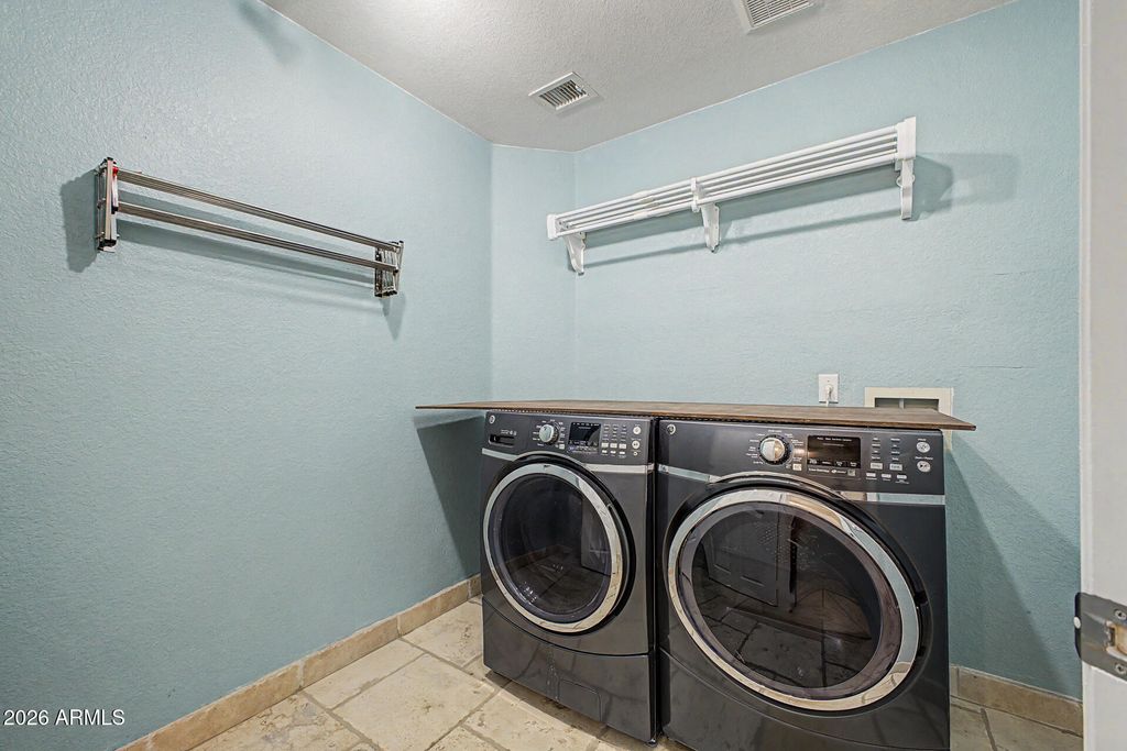 Image 37 of property listing at 7826 W KERRY Lane, Glendale, AZ 85308