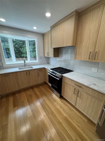 118 Willow Street, Roslyn Heights, NY 11577