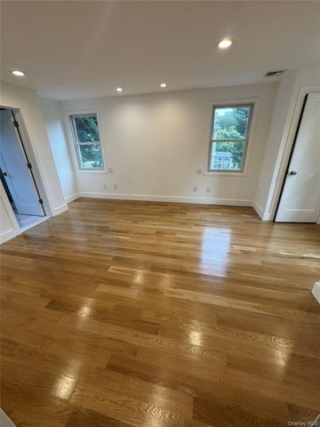 118 Willow Street, Roslyn Heights, NY 11577