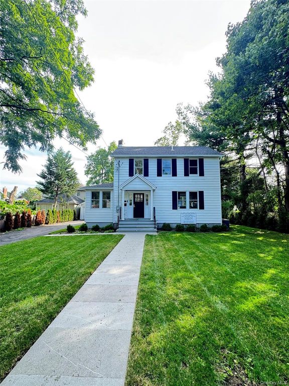 118 Willow Street, Roslyn Heights, NY 11577