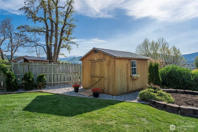 1104 N Baker, East Wenatchee, WA 90880