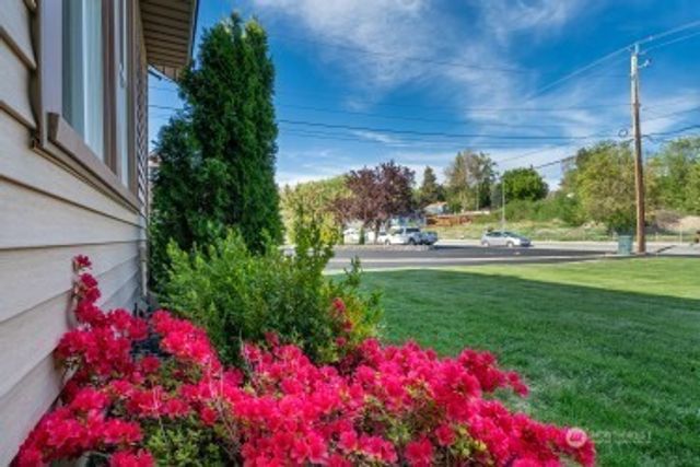 1104 N Baker, East Wenatchee, WA 90880