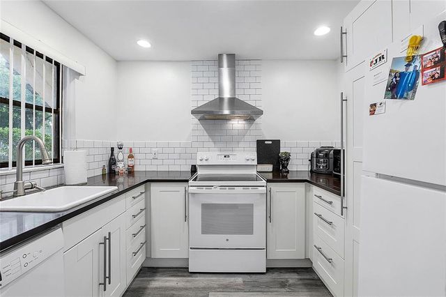 301 N Pine Island Road 107, Plantation, FL 33324