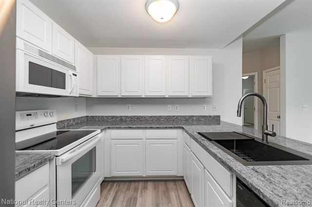 1291 Azalea Lane 120, Waterford, MI 48327
