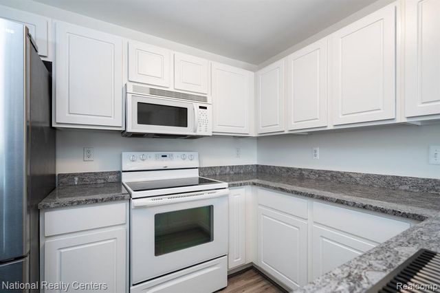 1291 Azalea Lane 120, Waterford, MI 48327