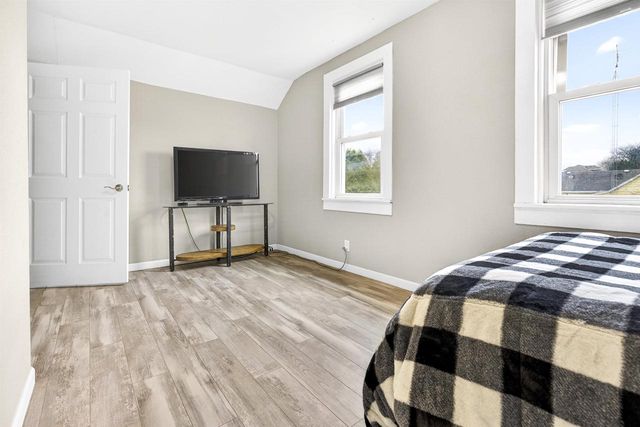 327 W 7TH AVENUE, Oshkosh, WI 54902