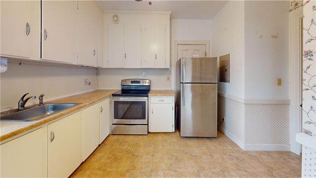 45 Ayrault Avenue 8, Newport, RI 02840