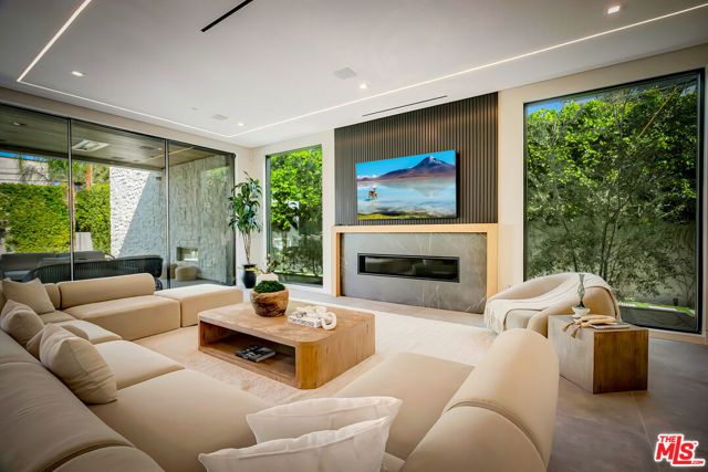 15743 Hesby Street, Encino (los Angeles), CA 91436