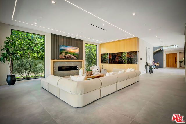 15743 Hesby Street, Encino (los Angeles), CA 91436