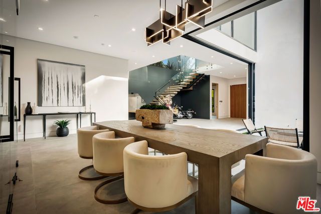 15743 Hesby Street, Encino (los Angeles), CA 91436