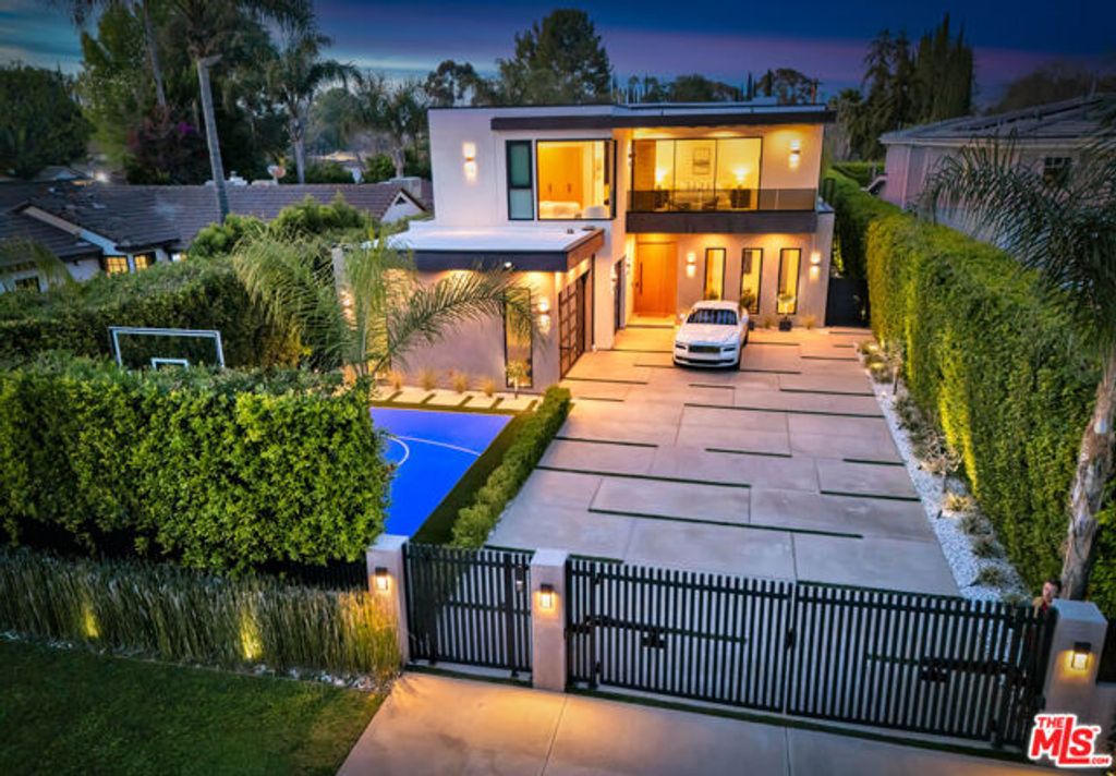 15743 Hesby Street, Encino (los Angeles), CA 91436