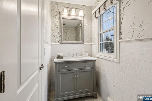 46 Van Blarcom Lane, Wyckoff, NJ 07481