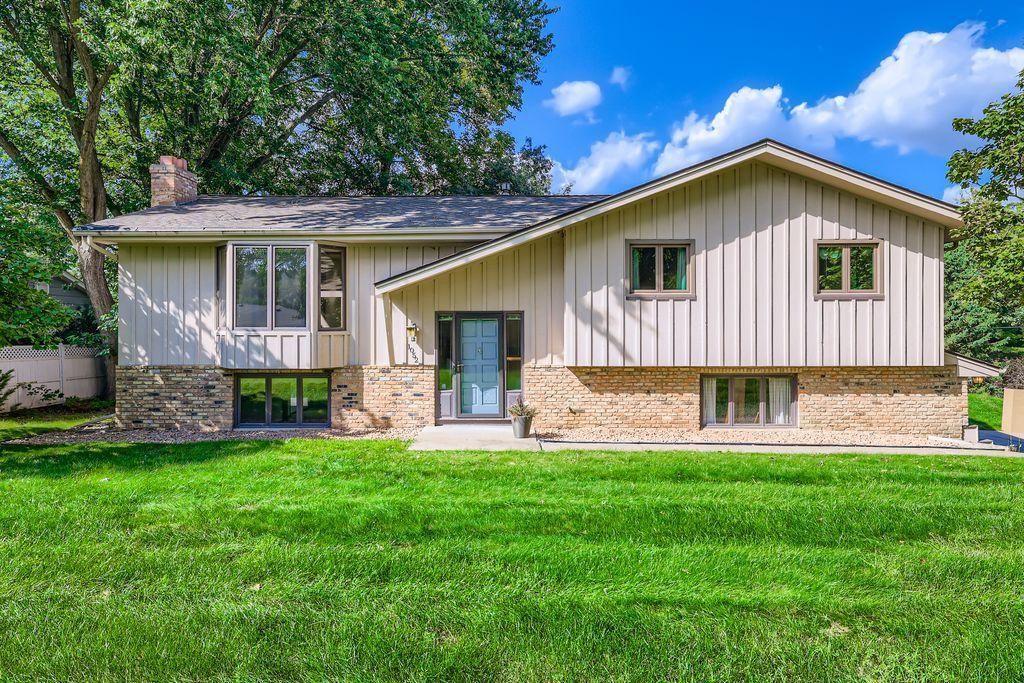 1052 Oak Circle, Medina, MN 55391