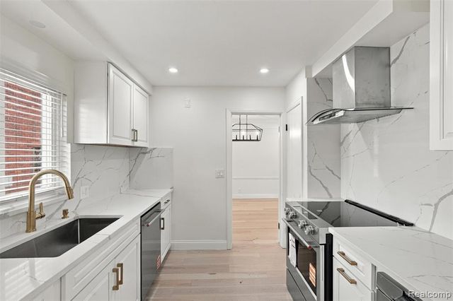 1843 Manchester Boulevard, Grosse Pointe Woods, MI 48236