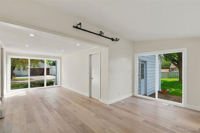 1843 Manchester Boulevard, Grosse Pointe Woods, MI 48236