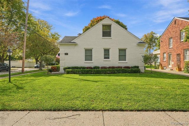 1843 Manchester Boulevard, Grosse Pointe Woods, MI 48236