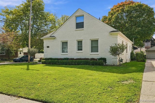 1843 Manchester Boulevard, Grosse Pointe Woods, MI 48236