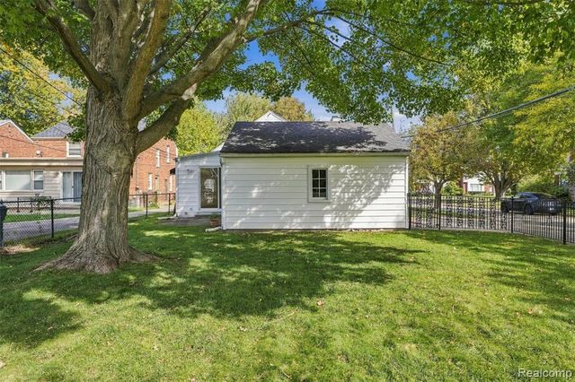 1843 Manchester Boulevard, Grosse Pointe Woods, MI 48236