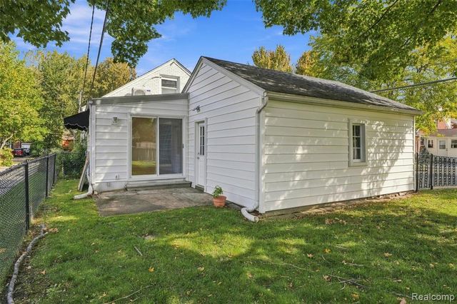 1843 Manchester Boulevard, Grosse Pointe Woods, MI 48236