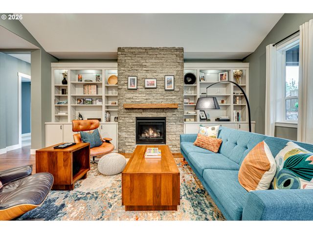 108 W 16TH St, La Center, WA 98629