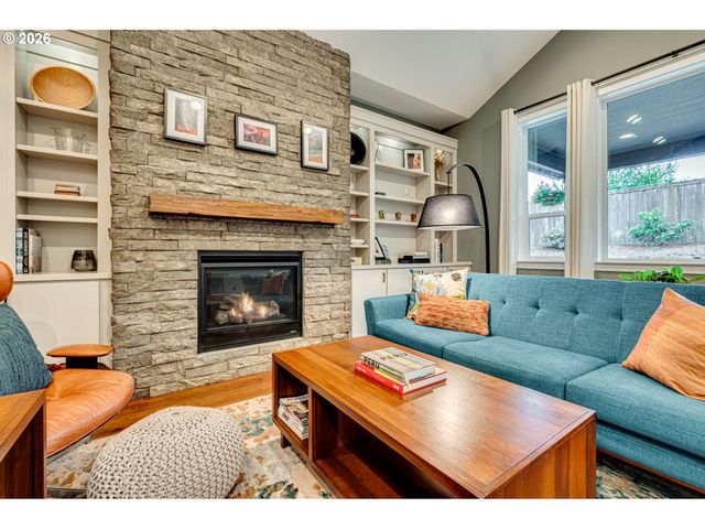 108 W 16TH St, La Center, WA 98629