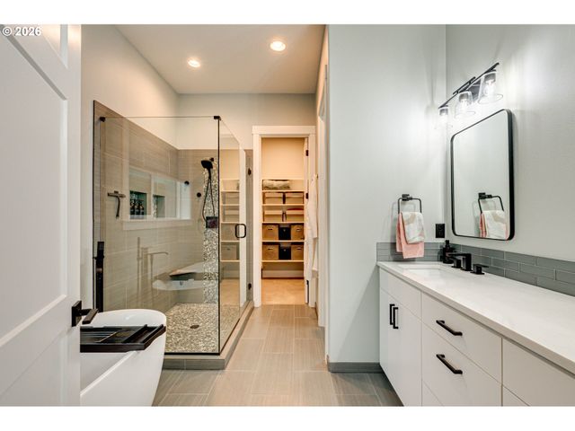 108 W 16TH St, La Center, WA 98629