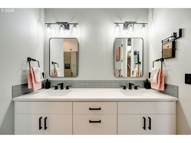 108 W 16TH St, La Center, WA 98629